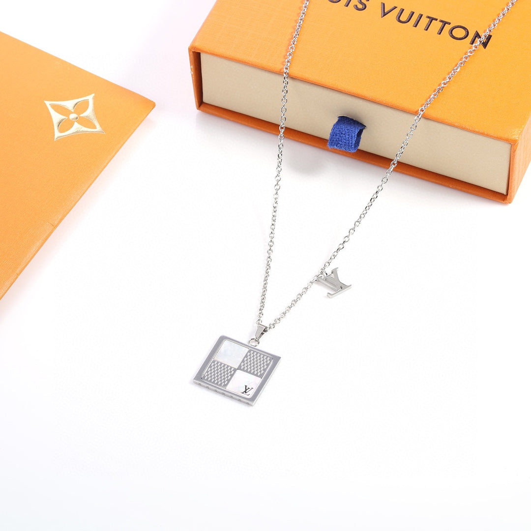 【2024】LV 関税負担なし（本物保証）ペンダント